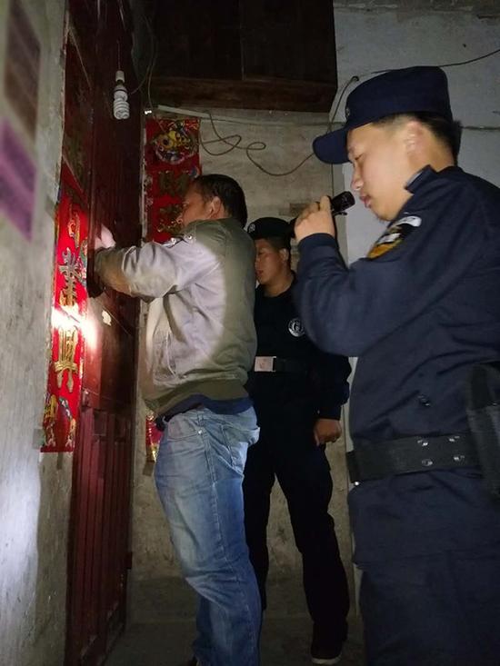 汇川区粗心妈妈误将幼女锁家中 民警全城寻开锁师傅开门