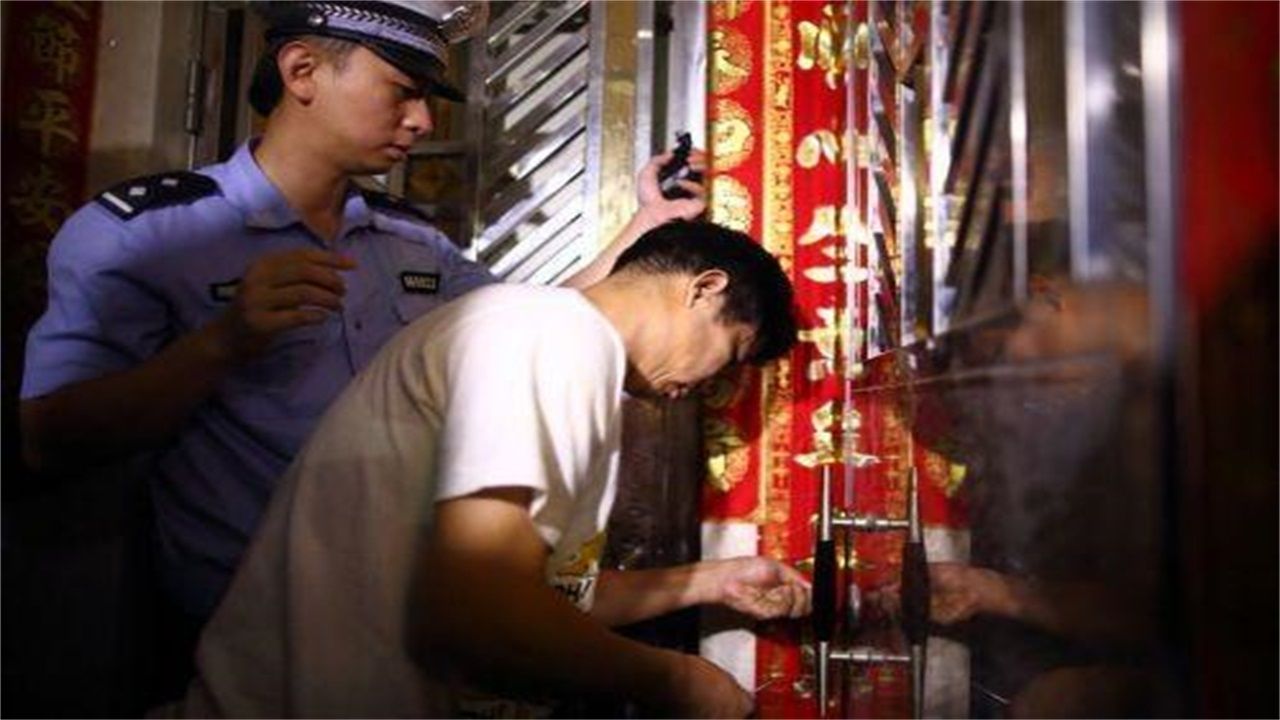 汇川区请开锁师傅开了锁后，师傅为什么一般都不进门，就算主人请也不进去？